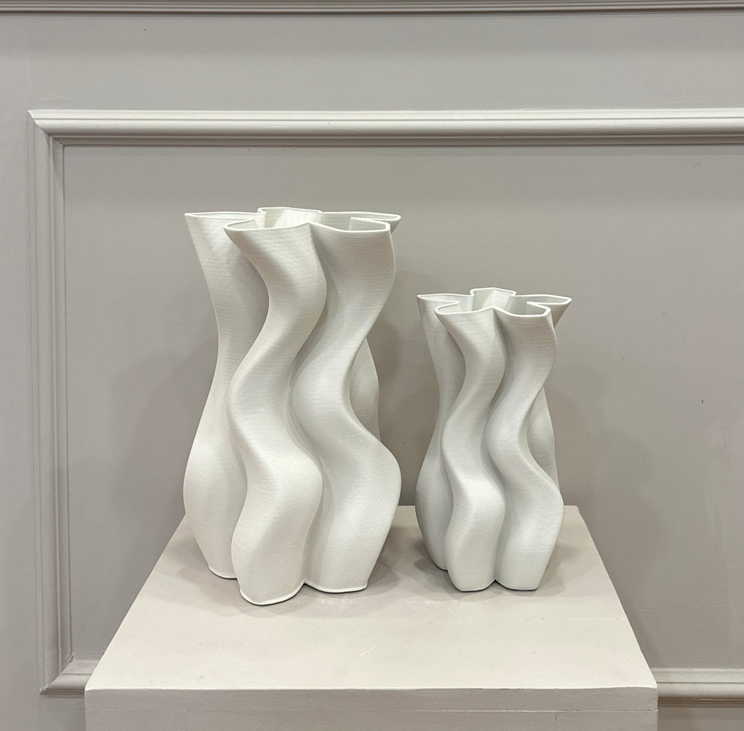 Vaso-in ceramica-3D Onde-color bianco-disponibile in due dimensioni.
