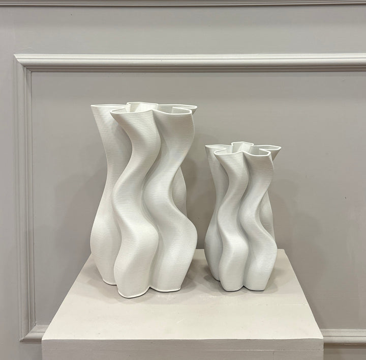 Vaso-in ceramica-3D Onde-color bianco-disponibile in due dimensioni.