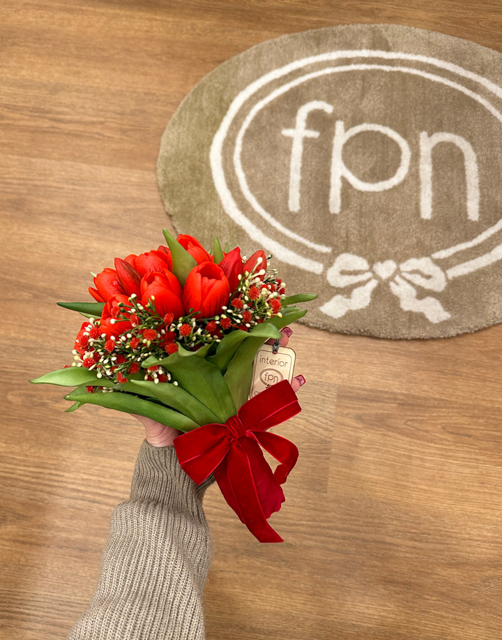 Bouquet laurea-composto da tulipani artificiali e gipsofila rossa.