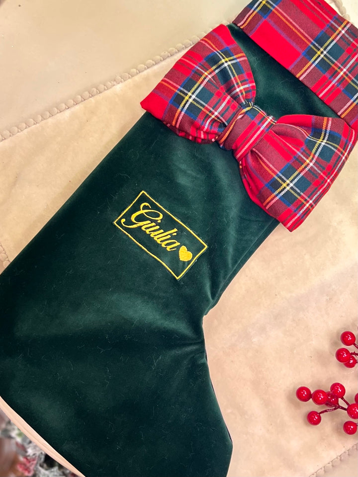 CALZA-PERSONALIZZATA-IN VELLUTO VERDE CON RICAMO ORO E RIFINITURE TARTAN.
