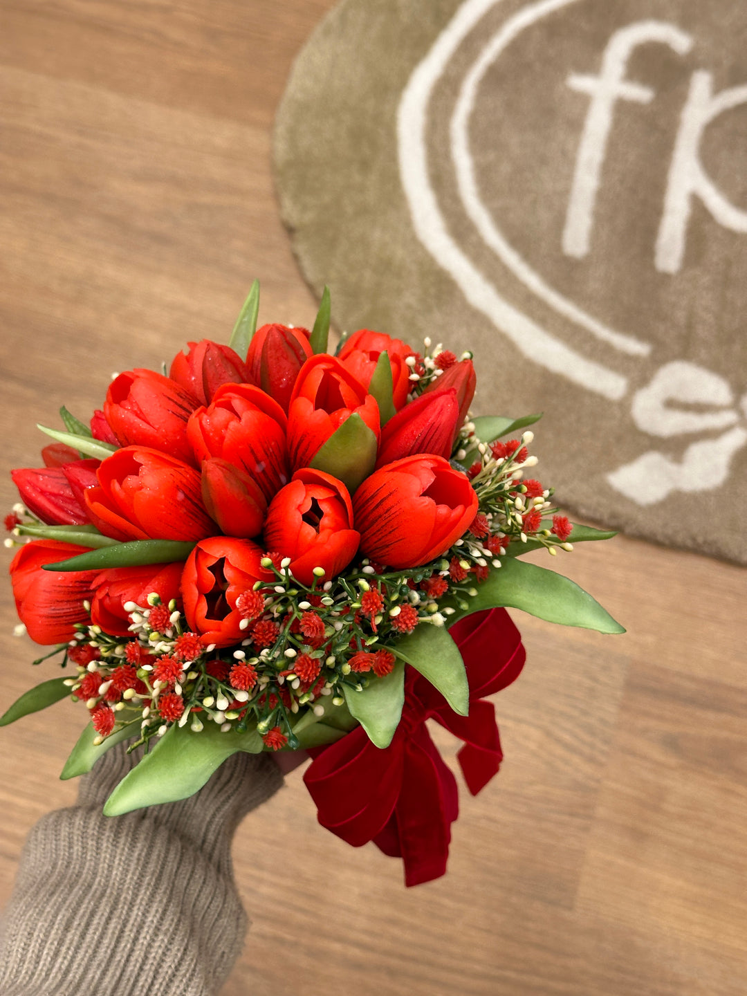 Bouquet laurea-composto da tulipani artificiali e gipsofila rossa.