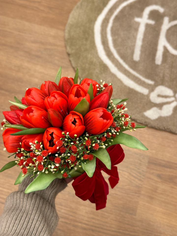 Bouquet laurea-composto da tulipani artificiali e gipsofila rossa.