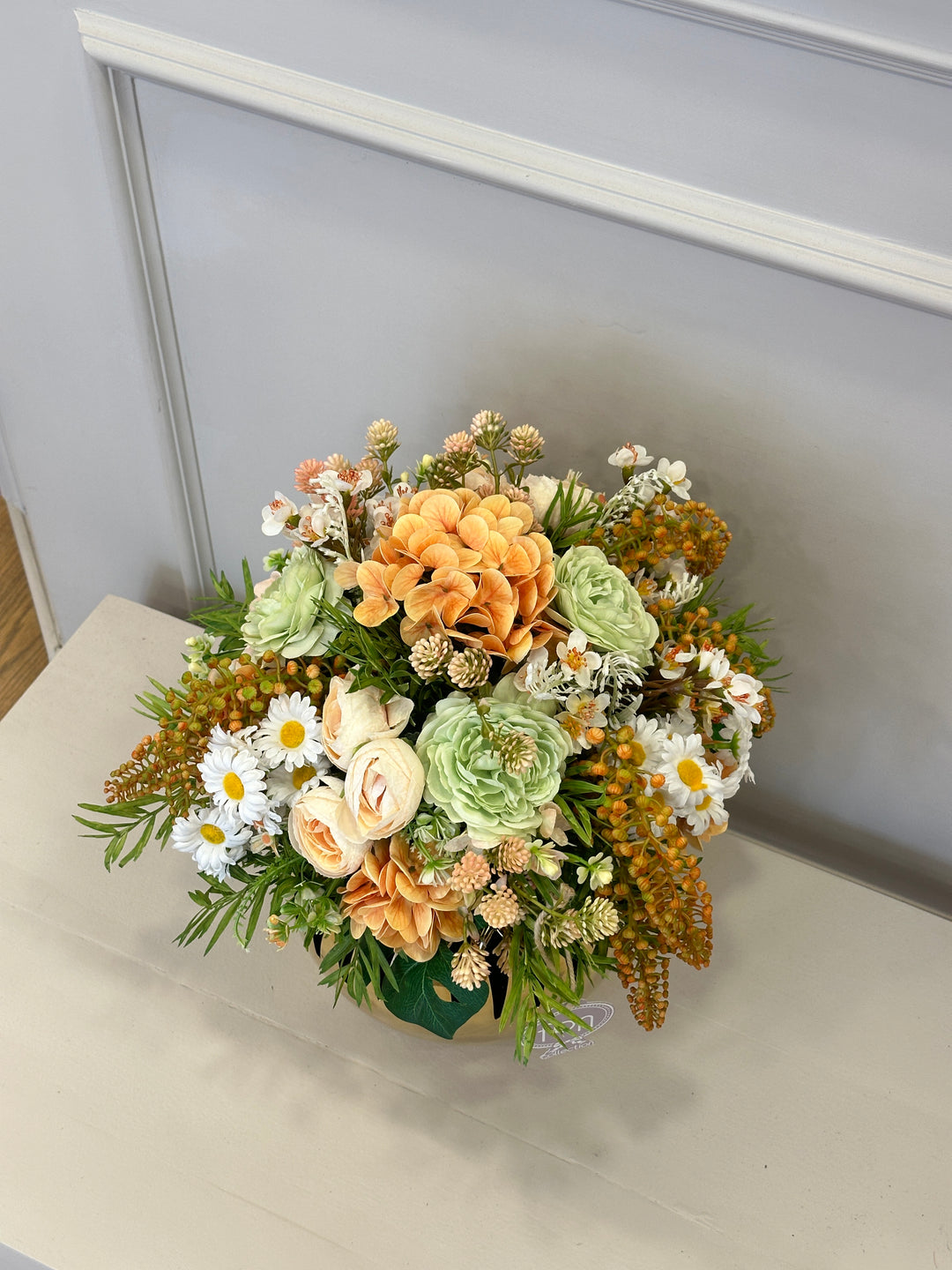 COMPOSIZIONE-IN VASO ORO TRAFORATO-FIORI STILE PRIMAVERA-H 40cm x 30cm