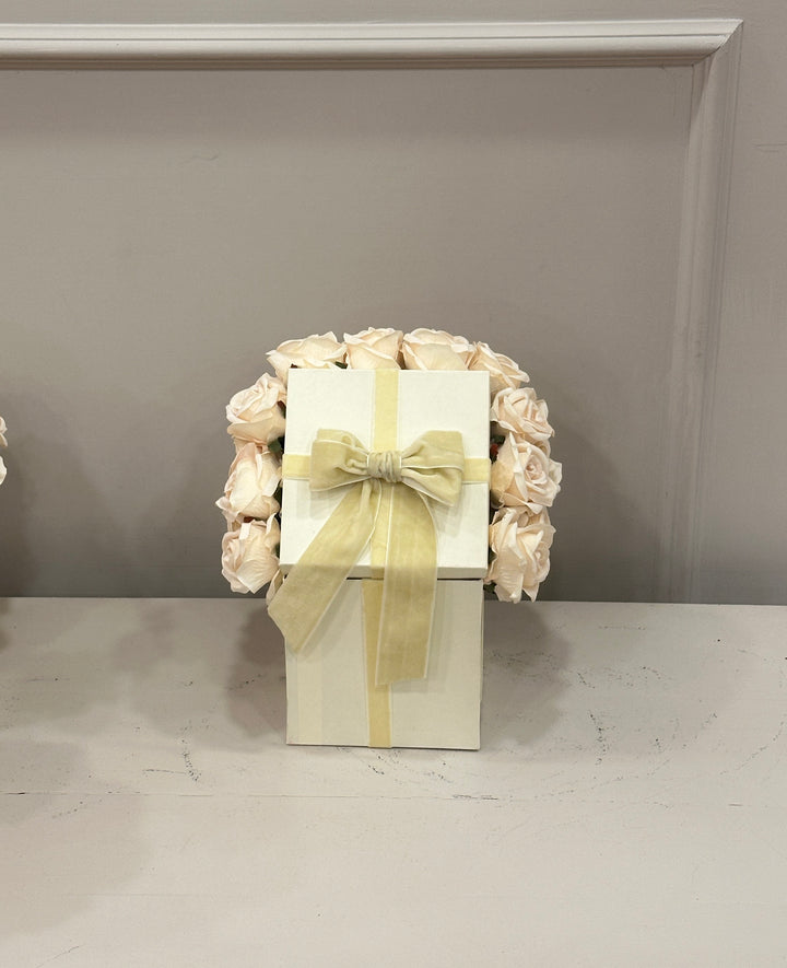 Flowery box- con rose H30x 24cm- composta da 30 rose in velluto