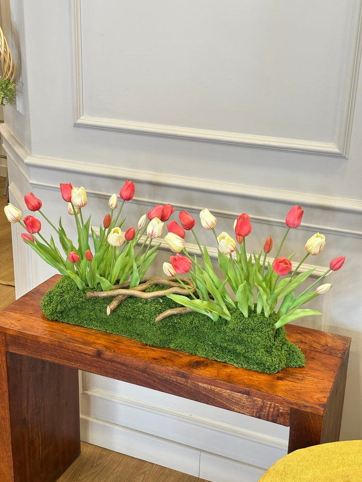 CENTROTAVOLA-TULIPS-CON BASE IN MUSCHIO ARTIFICIALE, RAMI DI NOCCIOLO E TULIPANI.