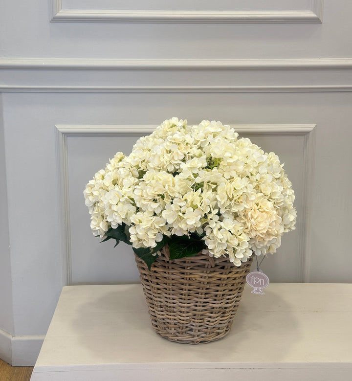 CESTO IN VIMINI COMPOSTO DA ORTENSIE BIANCHE-H55cm x D60cm