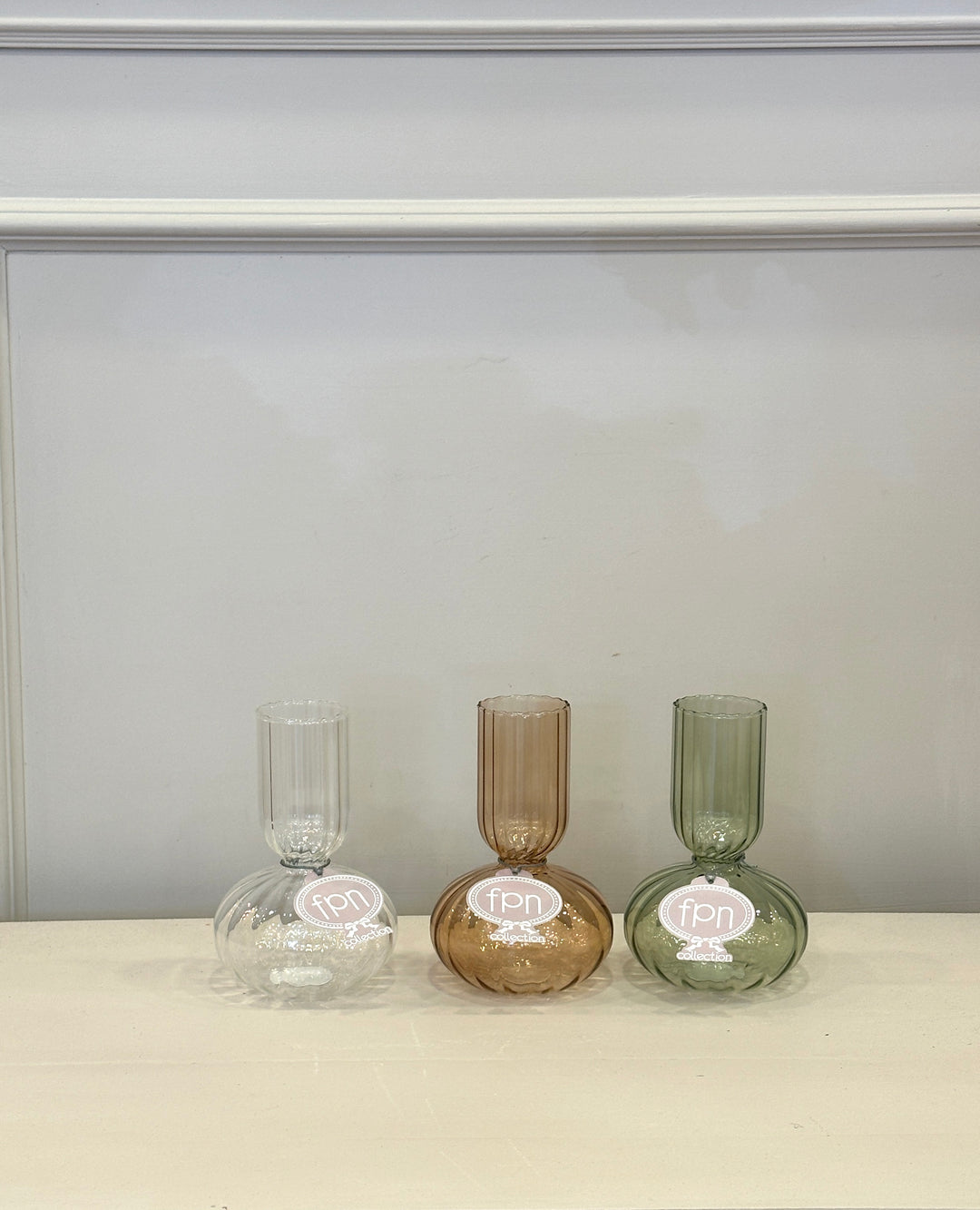 Vasi-in vetro-soffiato-H18cm- disponibili in tre colorazioni.