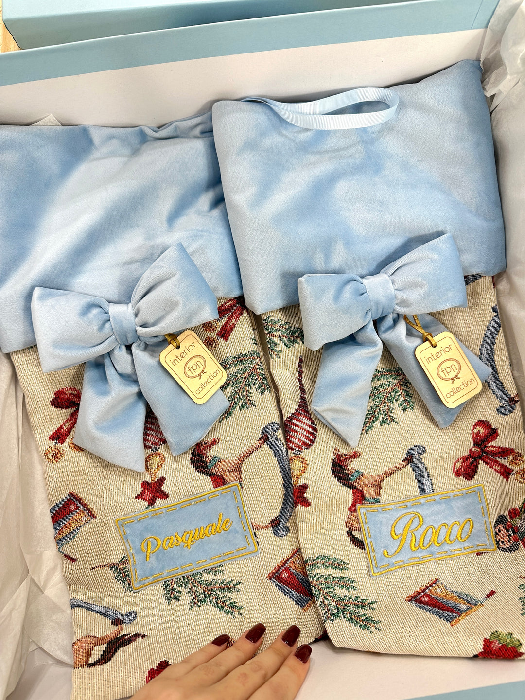 CALZA-PERSONALIZZATA-IN TESSUTO GOBELIN-CON RIFINITURE AZZURRO BABY.