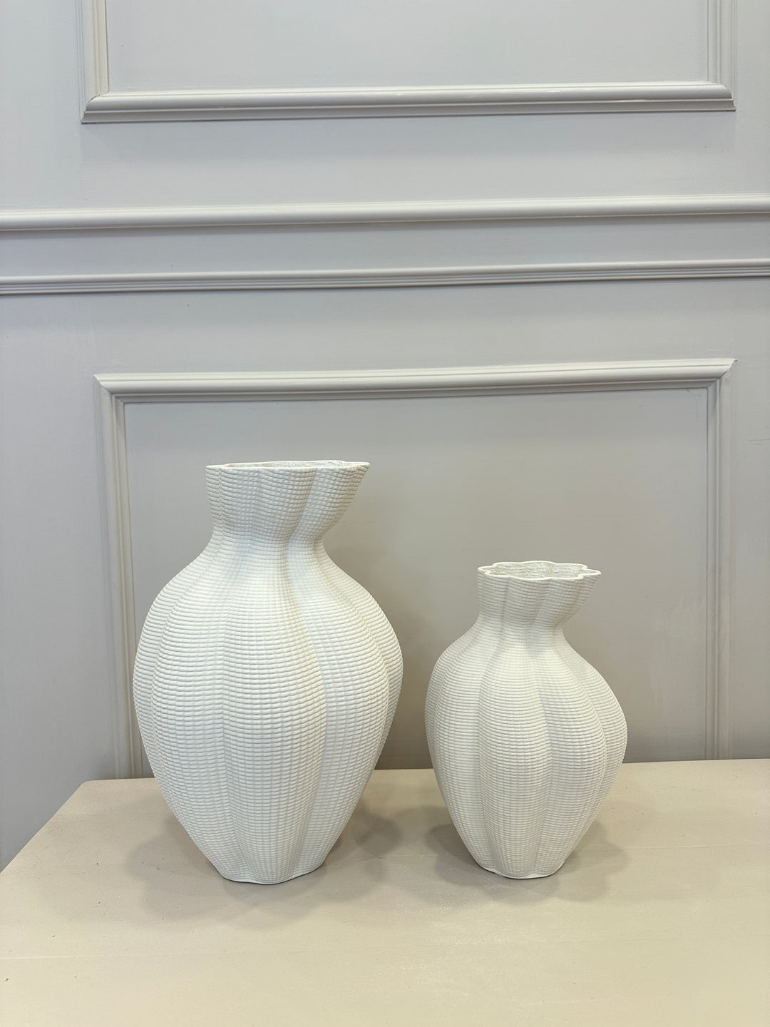 Vaso-effetto-3D-bianco in ceramica disponibile in due misure.