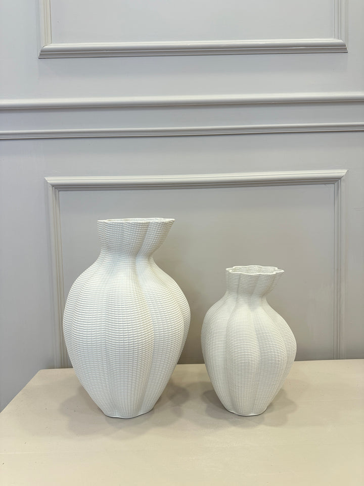 Vaso-effetto-3D-bianco in ceramica disponibile in due misure.