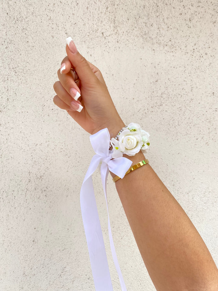 BRACCIALE-COMPOSTO-CON FIORI-ARTIFICIALI-COLORI-BIANCO-VERDE-IDEALE PER OGNI EVENTO.
