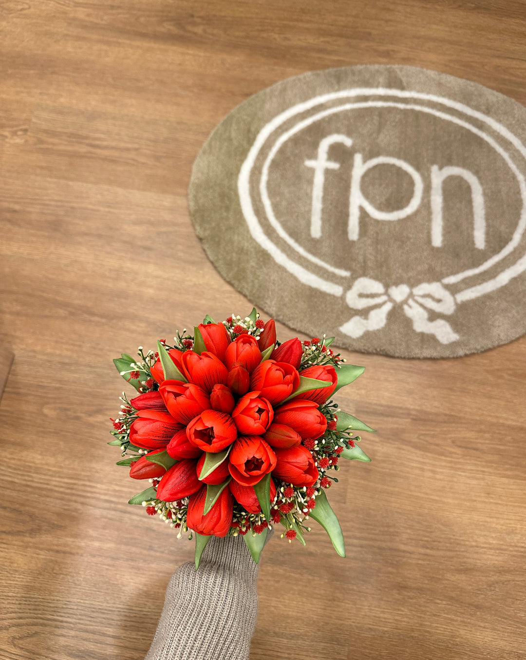 Bouquet laurea-composto da tulipani artificiali e gipsofila rossa.