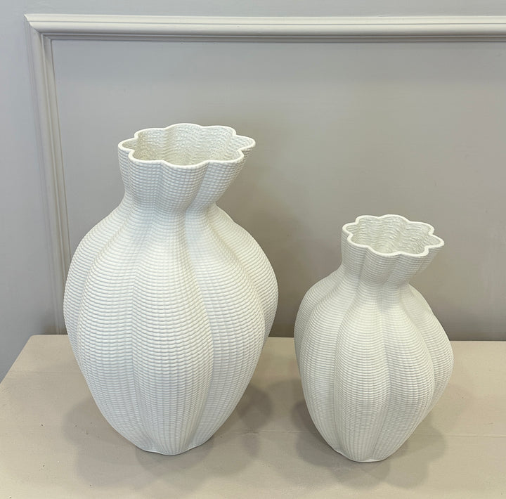 Vaso-effetto-3D-bianco in ceramica disponibile in due misure.
