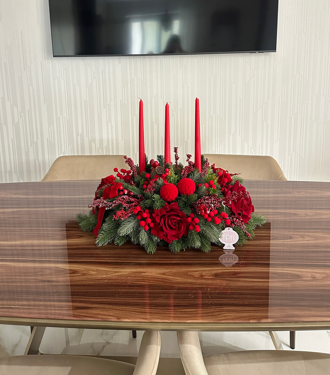 CENTROTAVOLA-CON CANDELE ROSSE-COMPOSTO COME IN FOTO-LUNGO 60cm
