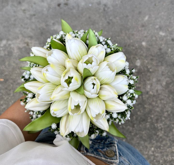 BOUQUET-SPOSA-COMPOSTO DA TULIPANI IN LATTICE E GIPSOFILA.