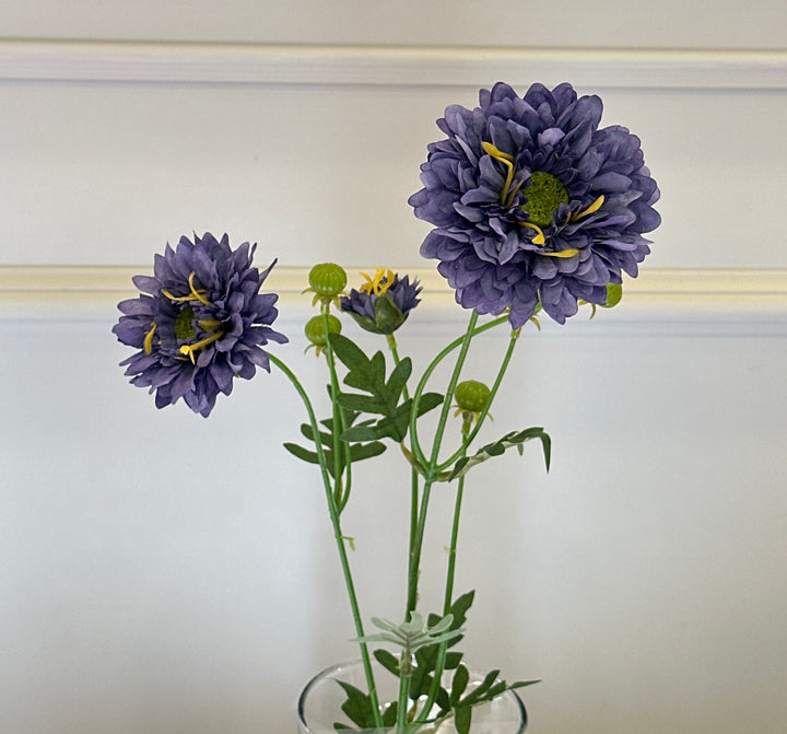 Scabiosa-artificiale-stelo a 3 fiori-63cm disponibile in quattro colorazioni.