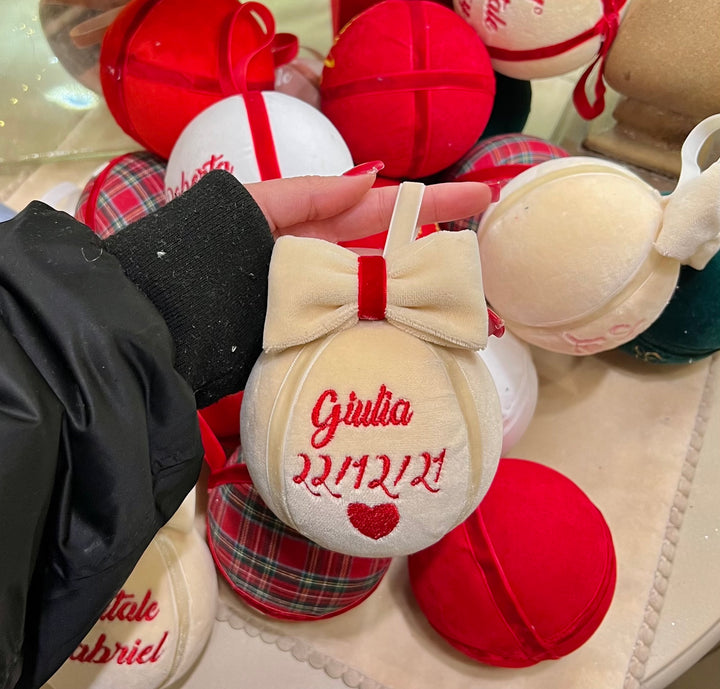 SFERA-PERSONALIZZATA-VELLUTO-PANNA CON RICAMO IN ROSSO.