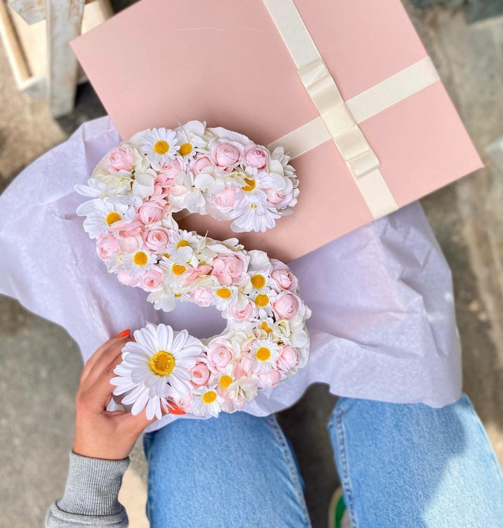 INIZIALE FIORITA CON FIORI VEROSIMILI-CON TONALITÀ COME IN FOTO