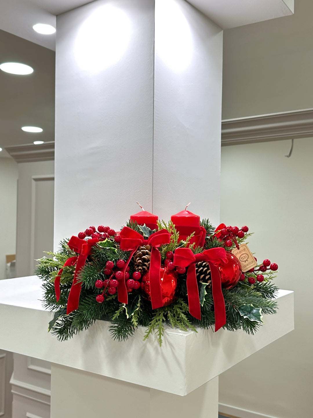 CENTROTAVOLA-TEMA FIOCCHI-CON CANDELE ROSSE-DIMENSIONE 45cm