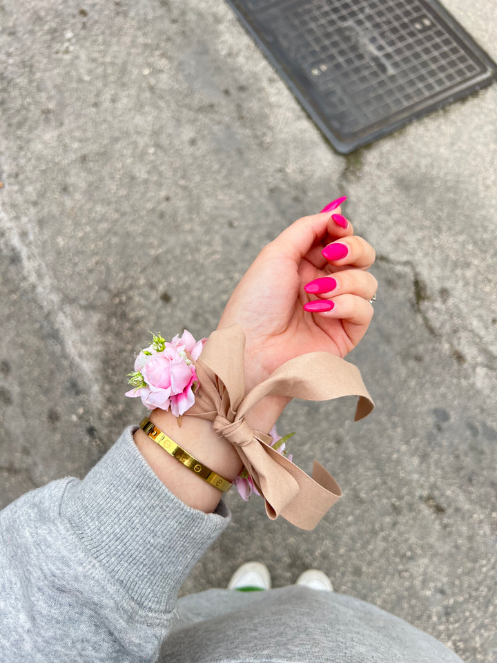 BRACCIALE-COMPOSTO-CON FIORI-ARTIFICIALI-COLORI-ROSA-TORTORA-IDEALE PER OGNI EVENTO.