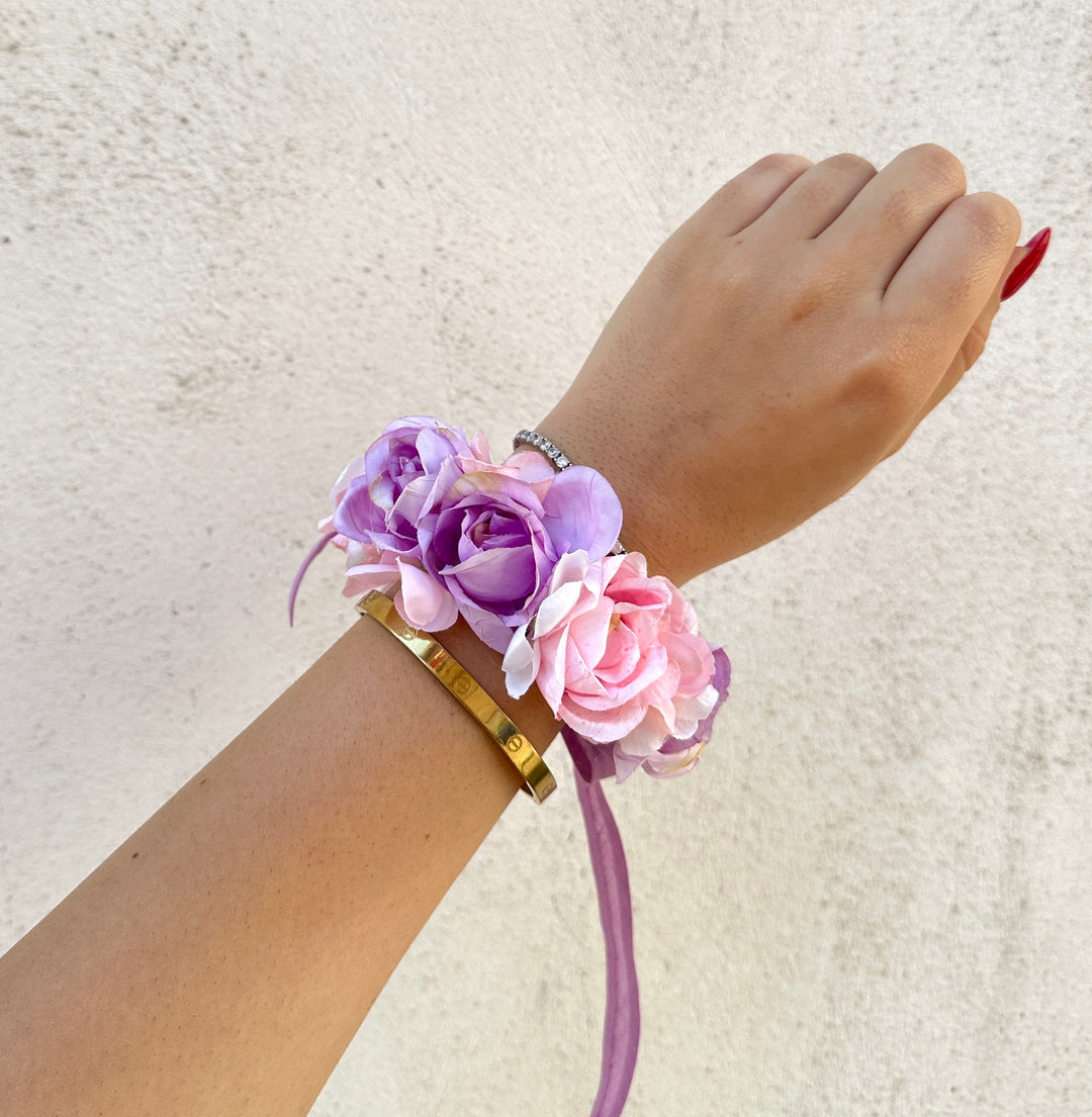 BRACCIALE-COMPOSTO-CON FIORI-ARTIFICIALI-COLORI-LILLA-BIANCO-IDEALE PER OGNI EVENTO.