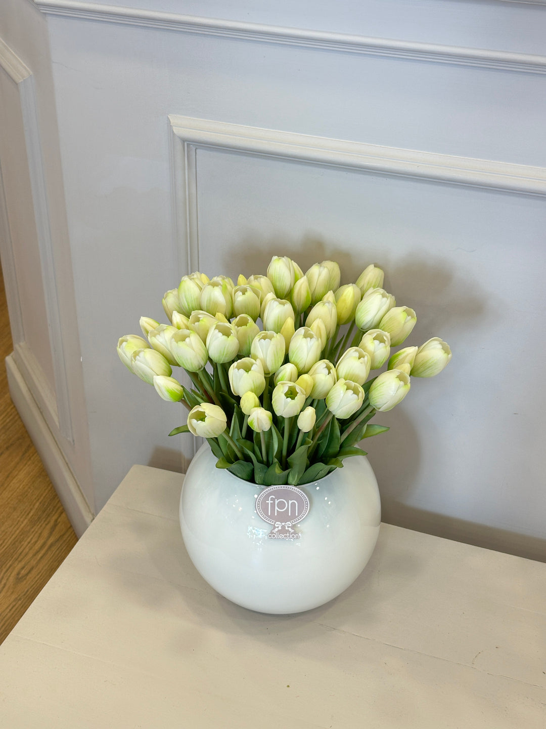 VASO IN VETRO BIANCO COMPOSTO DA 12 FASCI DI TULIPANI BIANCHI. Misure 50x 50cm