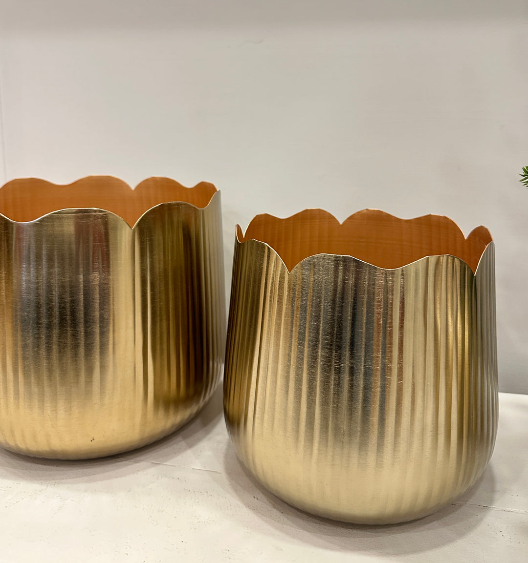 Vaso in latta-lavorato come in foto-oro disponibile in due dimensioni.