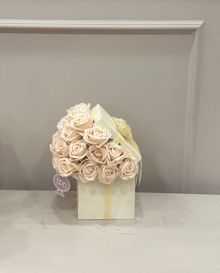 Flowery box- con rose H30x 24cm- composta da 30 rose in velluto