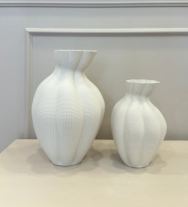 Vaso-effetto-3D-bianco in ceramica disponibile in due misure.