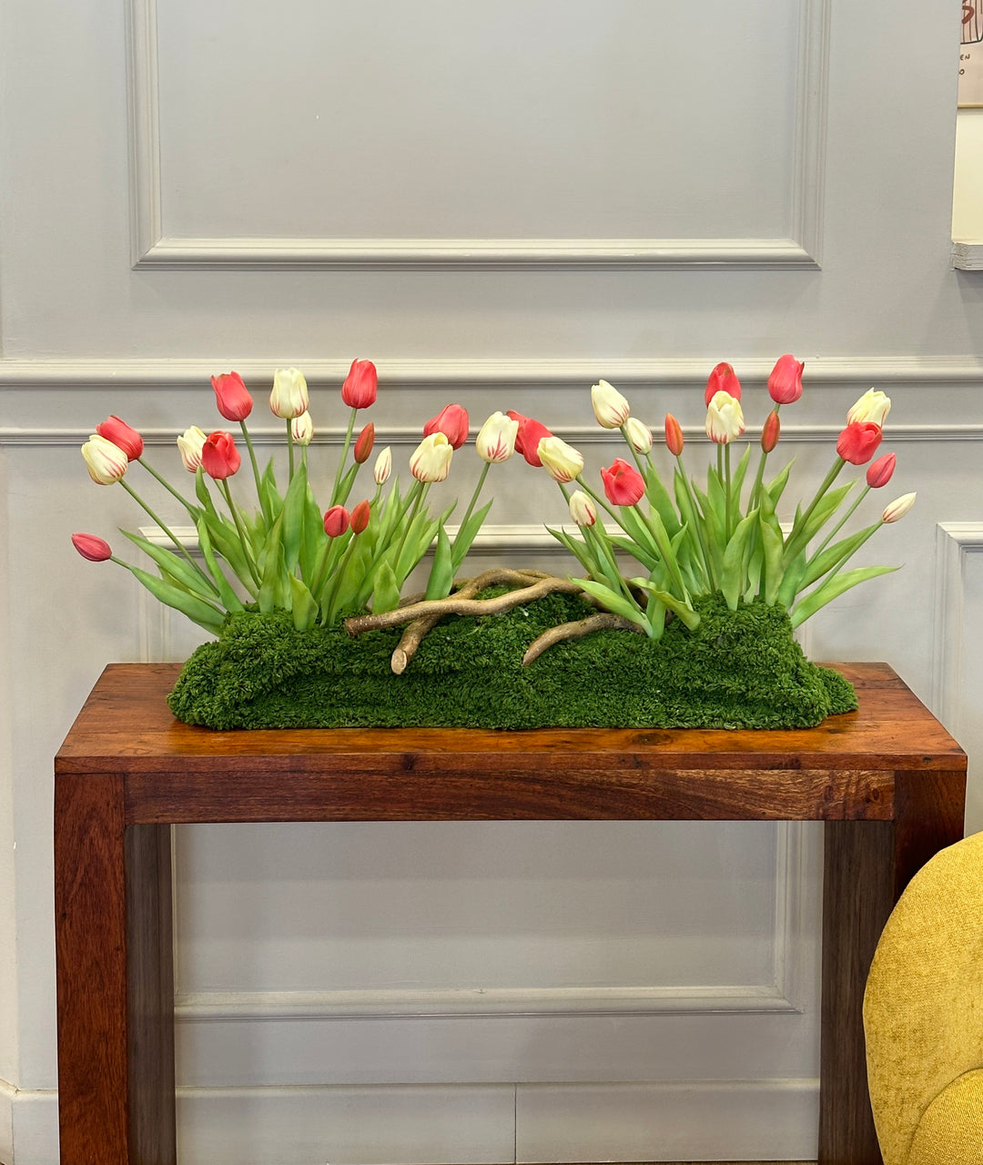 CENTROTAVOLA-TULIPS-CON BASE IN MUSCHIO ARTIFICIALE, RAMI DI NOCCIOLO E TULIPANI.