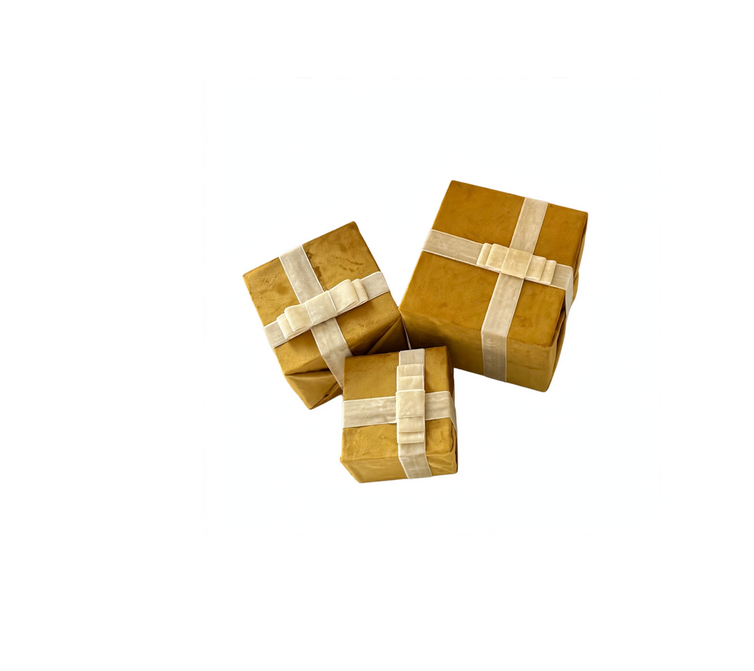 SET-COMPOSTO DA 3 PACCHI IN VELLUTO ORO E INSERTI PANNA.