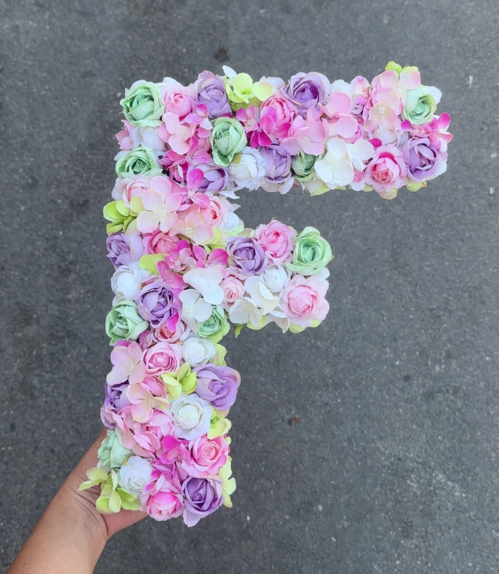 INIZIALE FIORITA CON FIORI VEROSIMILI-CON TONALITÀ COME IN FOTO- COLORI PALETTE ARCOBALENO