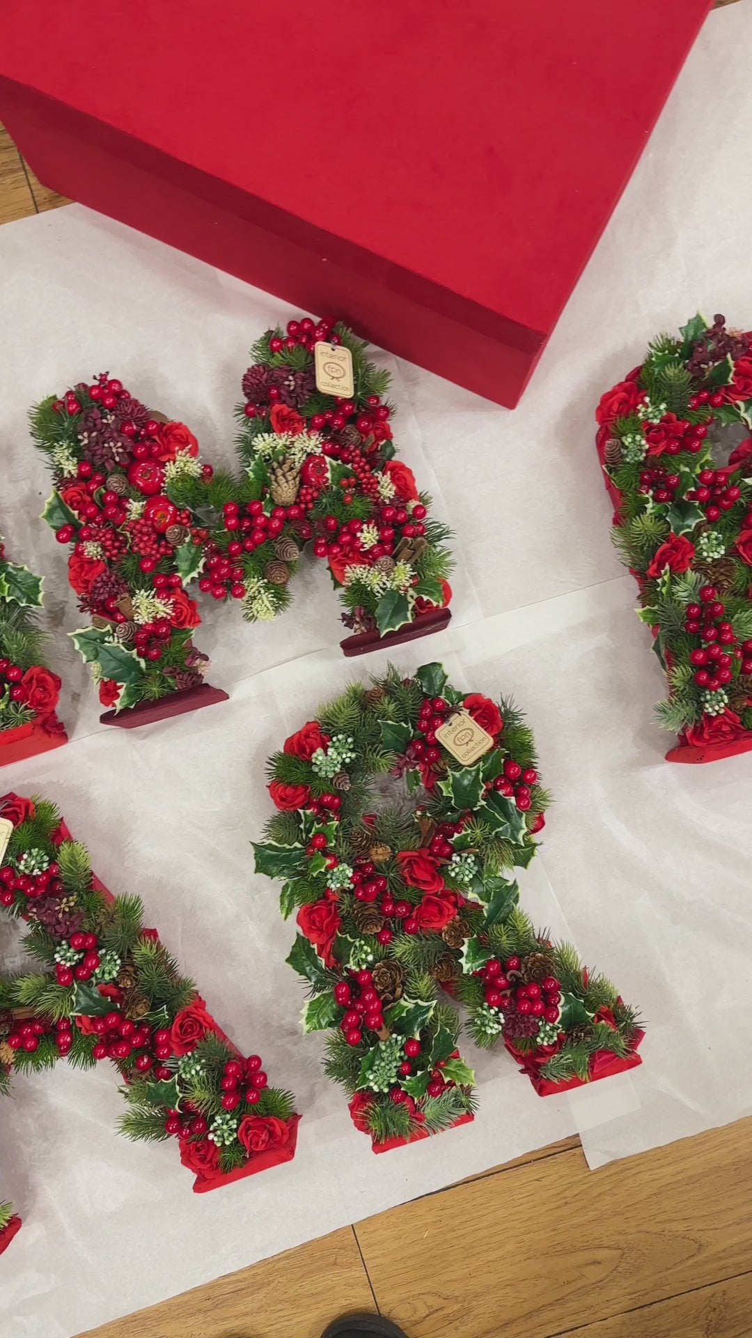 INIZIALE-FIORITA-TEMA NATALE-FIORI ARTIFICIALI