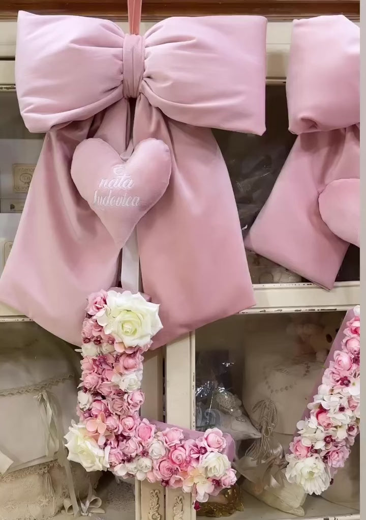 FIOCCO CON INIZIALE-ROSA- H65cm.