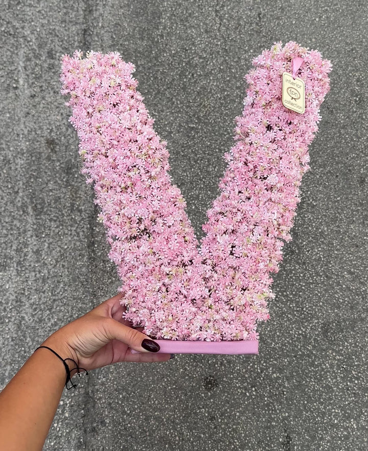 INIZIALE-FIORITA-CON FIORI VEROSIMILI- COMPOSTA-INTERAMENTE IN GYPSOPHILA ARTIFICIALE.