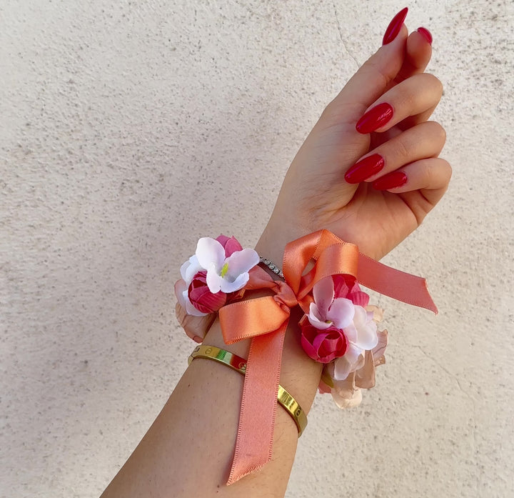 BRACCIALE-COMPOSTO-CON FIORI-ARTIFICIALI-COLORI-PESCA-BIANCO-IDEALE PER OGNI EVENTO.