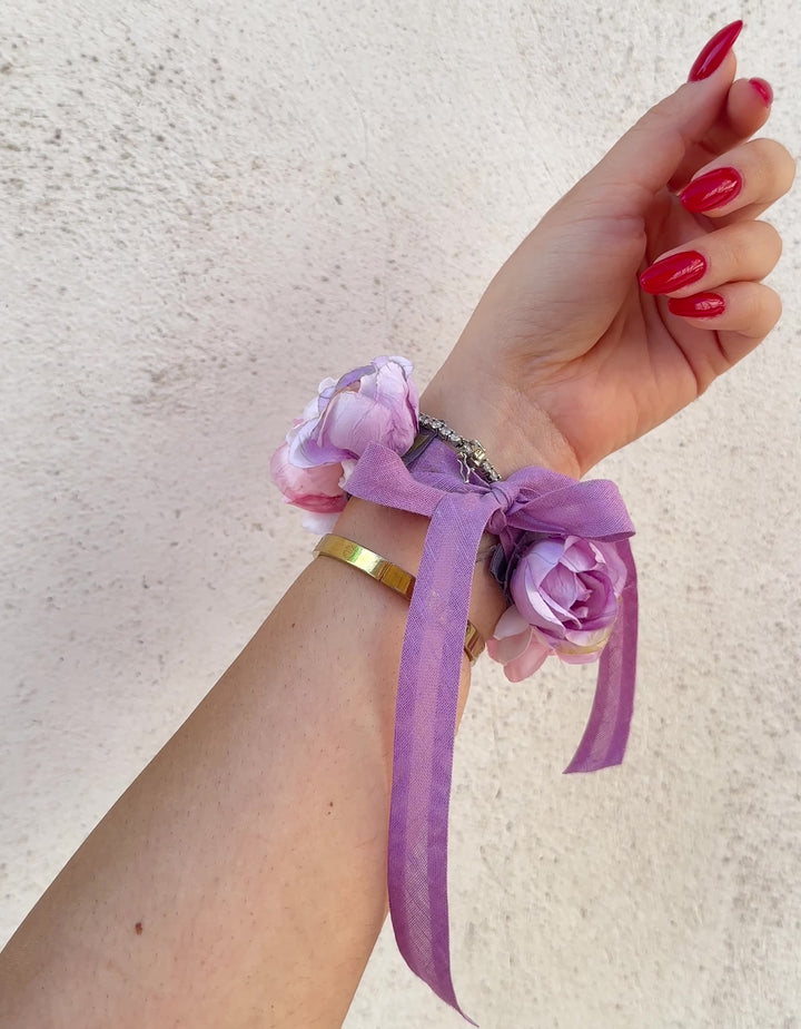 BRACCIALE-COMPOSTO-CON FIORI-ARTIFICIALI-COLORI-LILLA-BIANCO-IDEALE PER OGNI EVENTO.